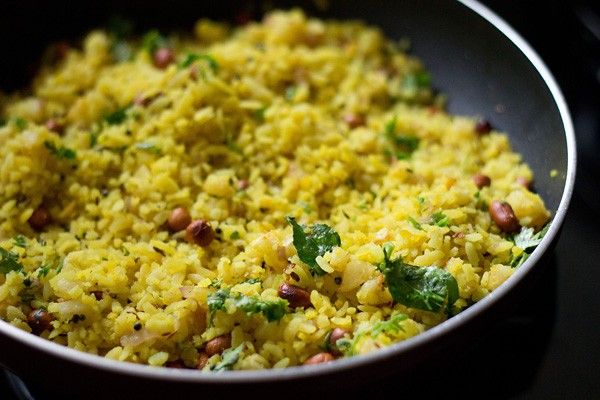 कांदा बटाटा पोहा है ये, गौर से देखिए.