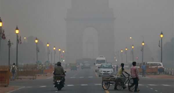 सिर्फ पटाखे ही प्रदूषण नहीं फैलाते लेकिन सबसे बड़े कारकों में से एक हैं.