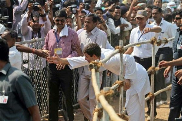 राहुल गांधी इन दिनों गुजरात में लगातार सभाएं कर रहे हैं (फोटोःएपी)