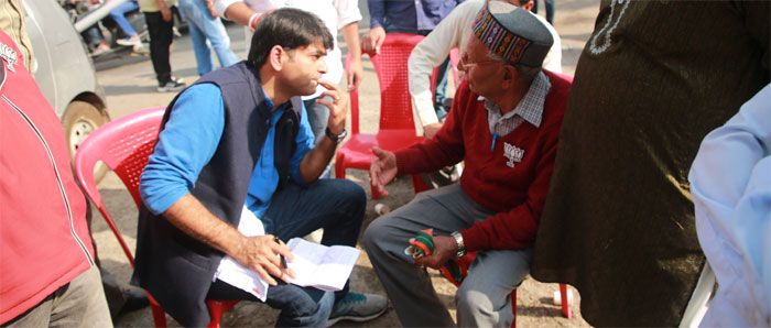 चुनाव की कवरेज के लिए हिमाचल प्रदेश गए लल्लनटॉप के संपादक सौरभ द्विवेदी लोगों से बात करते हुए. 