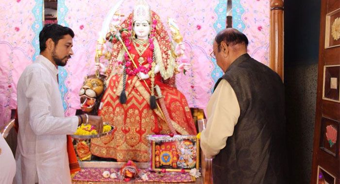 चुनाव प्रचार से पहले शंकर सिंह वाघेला कई मंदिरों में आशीर्वाद लेते नजर आए.