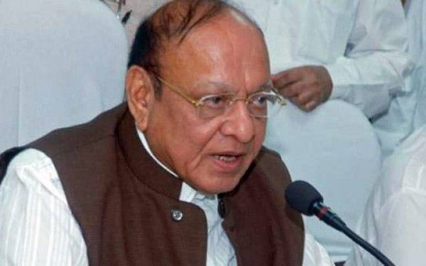 शंकर सिंह वाघेला उस समय गुजरात में बीजेपी के अध्यक्ष हुआ करते थे