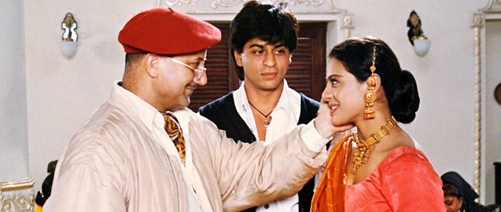 "दिलवाले दुल्हनिया ले जाएंगे" जिसमें अनुपम का पात्र अगली पीढ़ी के बच्चों का अभिभावक नहीं बल्कि उनका दोस्त बनता है. (फोटोः यशराज फिल्म्स)