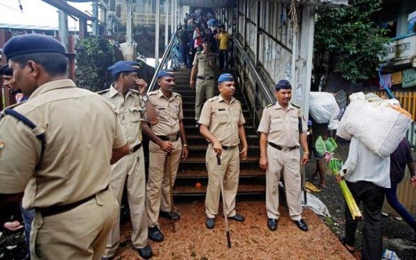 सीसीटीवी कैमरा पुल पर ना होने से पुलिस को हादसे का क्लियर वीडियो नहीं मिला है.
