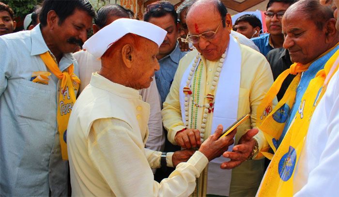 'जन विकल्प' पार्टी के अपने कार्यकर्ताओं के साथ चुनाव प्रचार करते शंकर सिंह वाघेला.