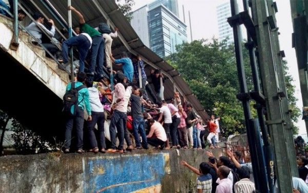 मुंबई में भगदड़ के कई एंगल सामने आए थे, पर पुलिस ने फूल वाला एंगल दिया है.