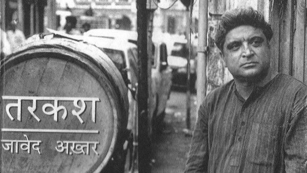 तरकश में एक जगह वे लिखते हैं - मेरी उम्र आठ बरस है. बाप बम्बई में है, मां कब्र में.