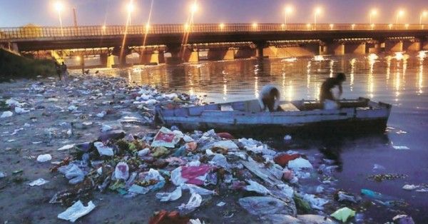 मुगलों के दौर में लोग जिस यमुना की पूजा करते थे वो अब ऐसी दिखती है.