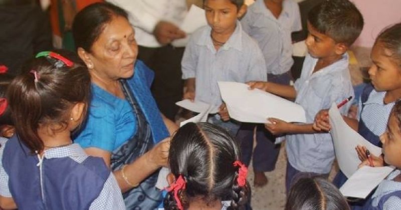 पढ़ाई पूरी करने के बाद आनंदी बेन पटेल स्कूल में बच्चों को पढ़ाने लगी थीं.