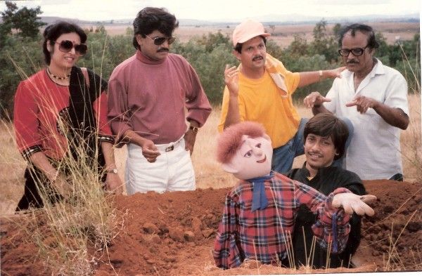 'झपाटलेला' के सेट पर साथी महेश कोठारे और टीम के साथ लक्ष्या.