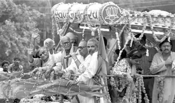 राम जन्मभूमि रथयात्रा के दौरान आडवाणी के बगलगीर मोदी