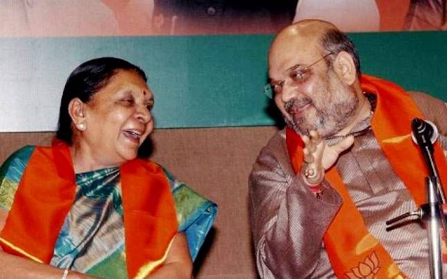 मंच पर एक साथ दिखते अमित शाह और आनंदी बेन पटेल के बीच दूरियां बढ़ने की खबरें आई थीं.