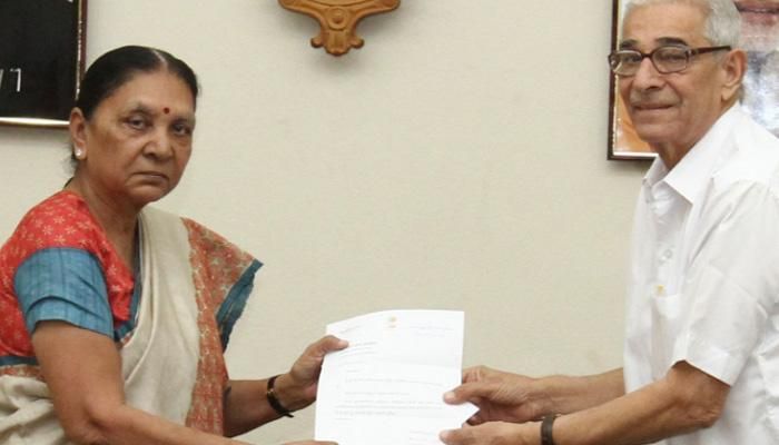 उम्र की दुहाई देकर आनंदी बेन पटेल ने अपना इस्तीफा सौंप दिया, जबकि वजहें कुछ और थीं.