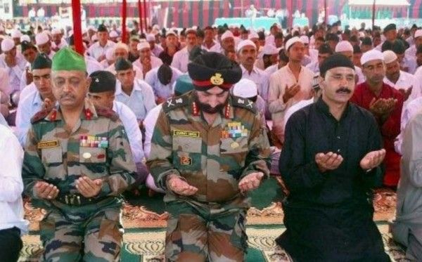 फौज में अफसर जवानों के सभी धार्मिक कार्यक्रमों में शामिल होते हैं, चाहें वो किसी भी धर्म से हों (फोटोःकोरा)