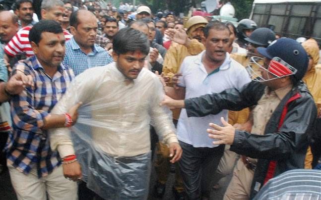 पाटीदार आंदोलन ने आनंदी बेन पटेल की साख को खासा नुकसान पहुंचाया था.