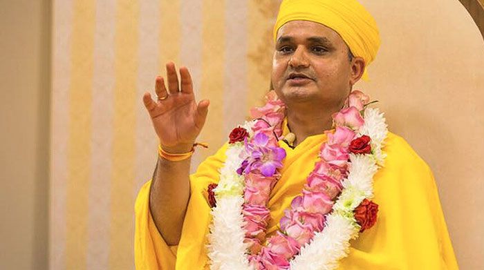 देखने में ये पूरा मामला ऐसा भी लगता है कि एक कट्टर धर्मांध दूसरे धर्मों की आलोचना कर रहा हो और बाकी धर्मों और संप्रदायों को नकारने में लगा हुआ है. वैसे, प्रकाश जी ऐलेक्जेंडर के अकेले शिकार नहीं हैं.