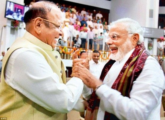 2014 में प्रधानमंत्री पद पर बैठने से पहले वाघेला ने इस अंदाज में मोदी को विदा किया. 1995 में वो एक बार पहले भी उन्हें विदा कर चुके थे लेकिन तक चीजें इतनी सौहार्दपूर्ण नहीं थीं