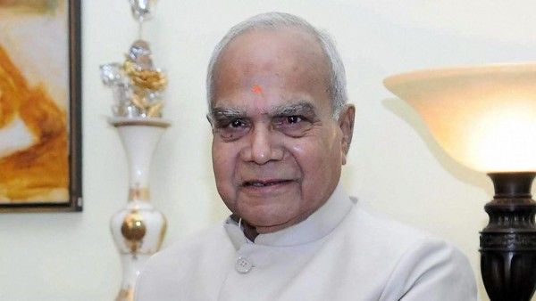 तमिलनाडु के 20वें गवर्नर बनवारीलाल पुरोहित हैं. तमिलनाडु सरकार ने राजीव गांधी की हत्या से जुड़े मामले में इनके पास माफी की फाइल भेजी है. फाइल अब भी अटकी है. तमिलनाडु के 20वें गवर्नर बनवारीलाल पुरोहित हैं. तमिलनाडु सरकार ने राजीव गांधी की हत्या से जुड़े मामले में इनके पास माफी की फाइल भेजी है. फाइल अब भी अटकी है.
