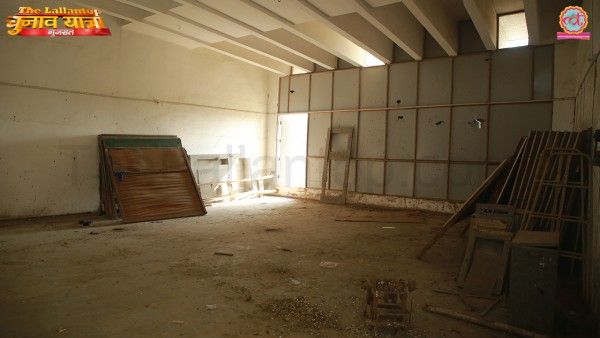 गांधी के नाम पर करोड़ों फूंकने वाली सरकार कराड़ी में गांधी जी की झोंपड़ी के बगल में बने हॉल से कबूतर की बीट नहीं हटवा पा रही है.