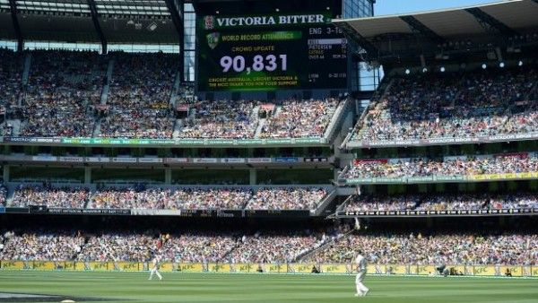 बॉक्सिंग डे वाले दिन छुट्टी होने से क्रिकेट स्टेडियम में ज़्यादा दर्शक पाए जाते हैं.