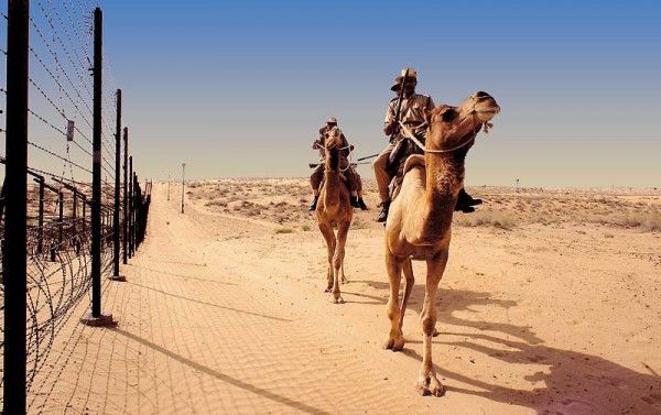 राजस्थान में सीमा पर पेट्रोलिंग करते बीएसएफ के जवान.