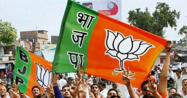 वीरेंद्र वर्मा ने पहली बार खिलवाया कमल.