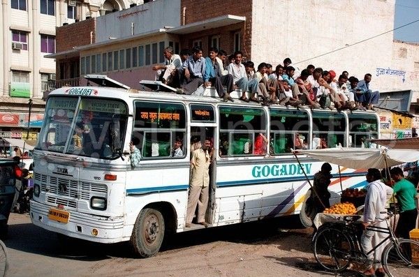 भारत में बसों में इतनी भीड़ होना कोई चौंकानेवाला नज़ारा नहीं है. 