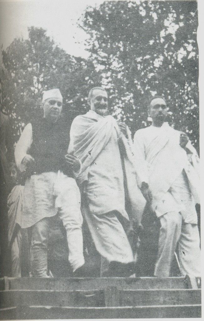 नेहरू, बादशाह खान और शेख अबदुल्ला श्रीनगर के निशात गार्डन में. नेहरू से अब्दुल्ला की गहरी दोस्ती थी. (फोटोःविकिपीडिया कॉमन्स)