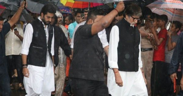 शशि कपूर के निधन पर उनके घर जाते अमिताभ बच्चन. साथ में हैं उनके बेटे अभिषेक.