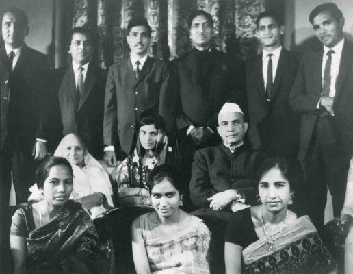 परिवार के साथ चौधरी चरण सिंह.