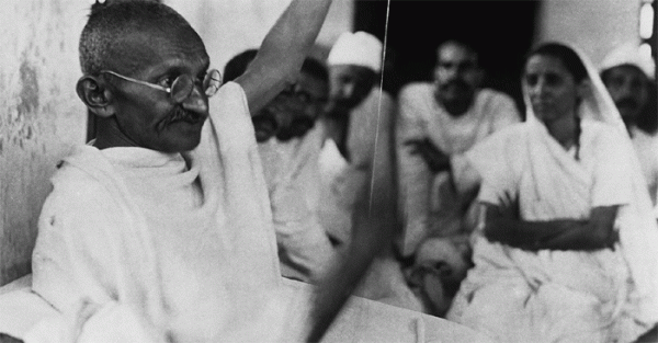 महात्मा गांधी के आने के बाद कांग्रेस आम लोगों की पार्टी बन गई. वो अंग्रेजों के सामने भारतीय जनता की सबसे बड़ी प्रतिनिधि बन गई.