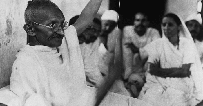 महात्मा गांधी के आने के बाद कांग्रेस आम लोगों की पार्टी बन गई. वो अंग्रेजों के सामने भारतीय जनता की सबसे बड़ी प्रतिनिधि बन गई. 