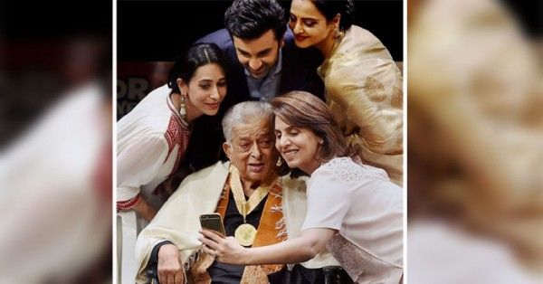 करिश्मा कपूर (बाएं), रणबीर कपूर (बाएं ऊपर), रेखा (दाएं ऊपर) और ऋषि कपूर की पत्नी नीतू (दाएं नीचे). शशि कपूर (कुर्सी पर) के साथ.