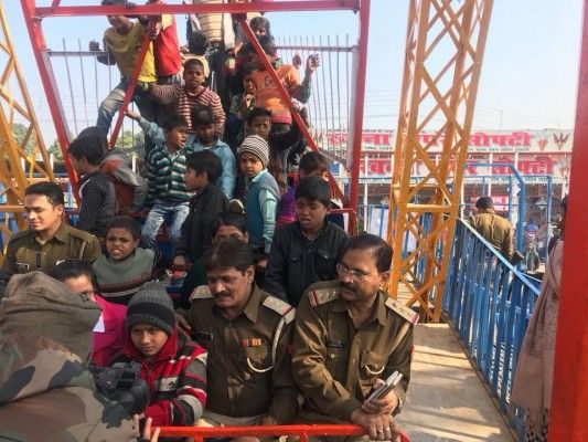 बच्चे को मेला घुमाती पुलिस.