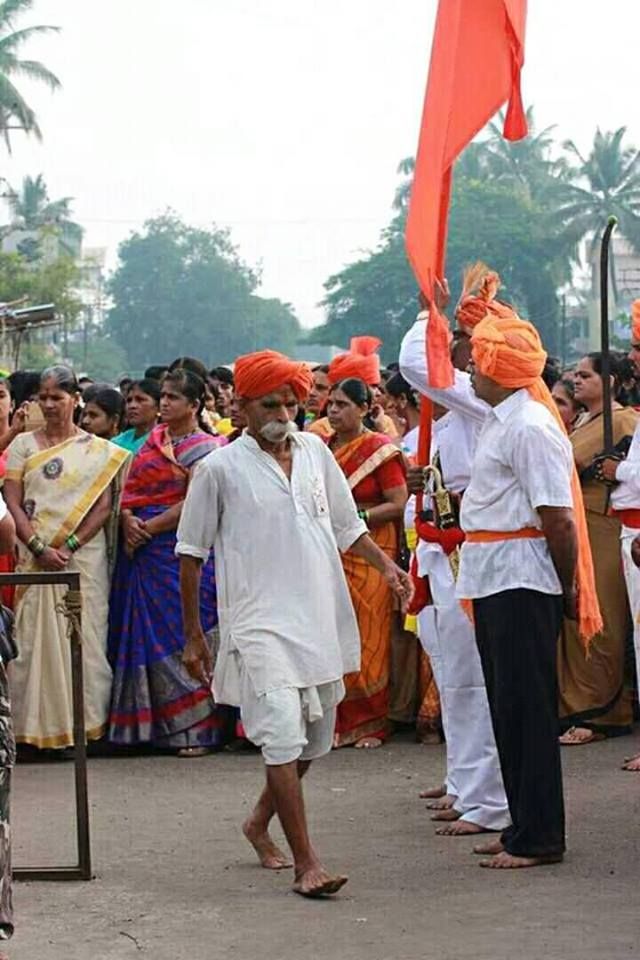 भिड़े को ऐसे ही ज़्यादातर देखा जाता है. भगवा फेटा, और सफेद धोती कुर्ता. कभी-कभी सफेद टोपी भी लगाते हैं.