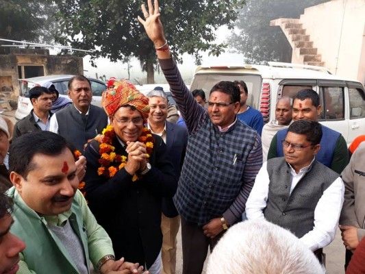 जसवंत यादव उपचुनाव के लिए जगह-जगह जाकर प्रचार कर रहे हैं. (फोटोः डॉ जसवंत सिंह यादव फेसबुक पेज से)