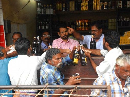 कहते हैं कि साथ दारू पीने वालों की दोस्ती बहुत गाढ़ी हो जाती है.