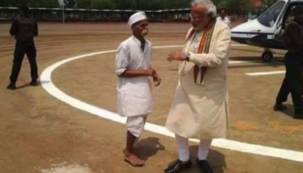संभाजी भिड़े, नरेंद्र मोदी के साथ. मोदी ने हमेशा भिड़े के बारे में आदर से बात की है (फोटोः ट्विटर)