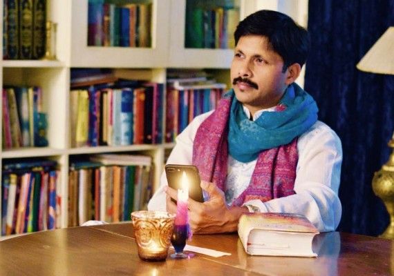 डॉ. हरिओम ने इलाहाबाद से ग्रैजुएशन किया.