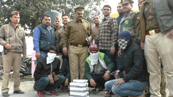 आरोपियों के साथ पुलिस.