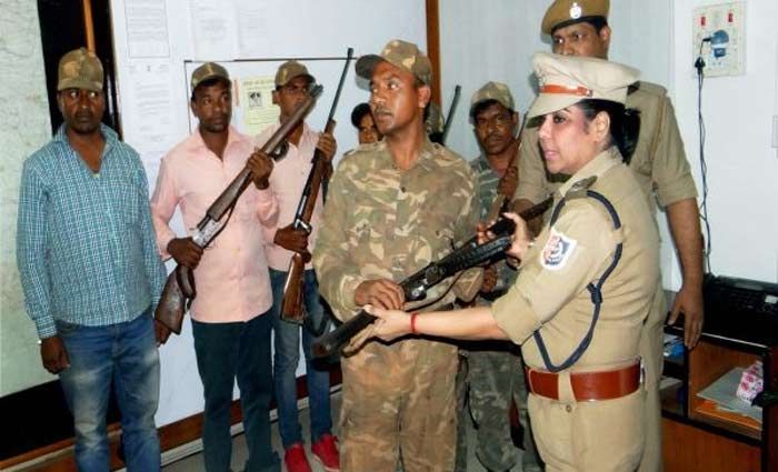 भारती घोष का परफॉर्म करना उनको ममता के करीबियों की लिस्ट में लाने का जरिया बना. उनके ऊपर पुलिस विभाग में रहकर ममता बनर्जी की ड्यूटी बजाने का आरोप लगता रहा.