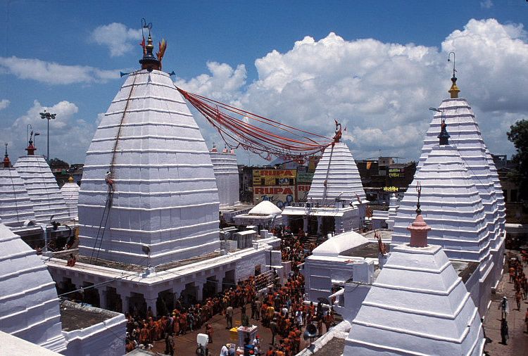 बैद्यनाथ मंदिर जिसकी वजह से हर साल लाखों तीर्थयात्री देवघर आते हैं