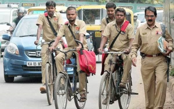 डाकिया महज़ ख़त नहीं खुशियां भी लाता था.