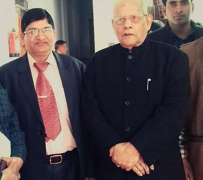 ये तस्वीर हमें फेसबुक पर मिली. DM अनिल पाठक की किताब 'पारस बेला' की लॉन्चिंग के मौके की.