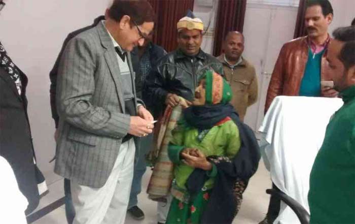 DM अनिल कुमार पाठक के साथ रमापति. सरकारी तंत्र लोगों की परेशानी सुनने में इतना धैर्य दिखाए और जरूरतमंदों को जल्द से जल्द मदद मुहैया कराए, तो इसकी तारीफ तो होनी ही चाहिए.