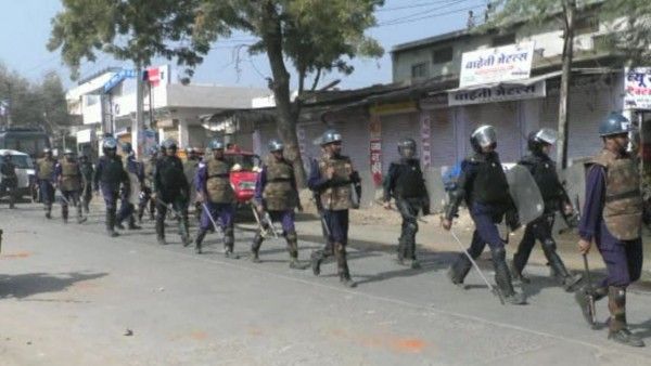 प्रदर्शन पर काबू पाने के लिए मार्च करते सुरक्षा बलों के जवान