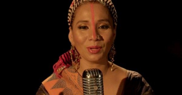 लोगों का आरोप है कि कल्पना ने भोजपुरी में जैसे गाने गाए हैं और अब जो वो कह रही हैं, उसमें जमीन-आसमान सा अंतर है.