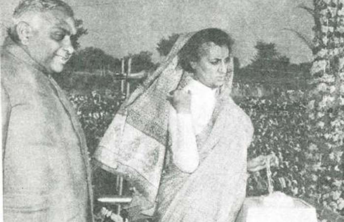 लोगों के मुंह से जो अफवाहें निकलती हैं, वो किस्से-कहानियों की शक्ल ले लेती हैं. ऐसे ही किस्से हैं कि इंदिरा को ललित नारायण मिश्र की बढ़ती लोकप्रियता से खतरा महसूस हो रहा था. वो भी ऐसे समय में जबकि इंदिरा के राजनैतिक हालात ठीक नहीं थे. सो उन्होंने हत्या की साजिश रची. पहले ही कह चुके हैं कि उड़ी-उड़ाई बात है. 