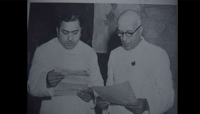जवाहर लाल नेहरू के साथ ललित नारायण मिश्र. ललित बाबू को राजनीति में लेकर आए थे बिहार के पहले मुख्यमंत्री कृष्ण सिंह. 
