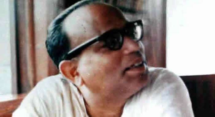 प्रभात रंजन सरकार. 1922 में पैदा हुए, 1990 में गुजर गए. 1971 में एक मर्डर केस के सिलसिले में इनको गिरफ्तार कर लिया गया. इनके समर्थकों का भी नाम जुड़ा एंपरर अशोका के साथ हुए हादसे के साथ.